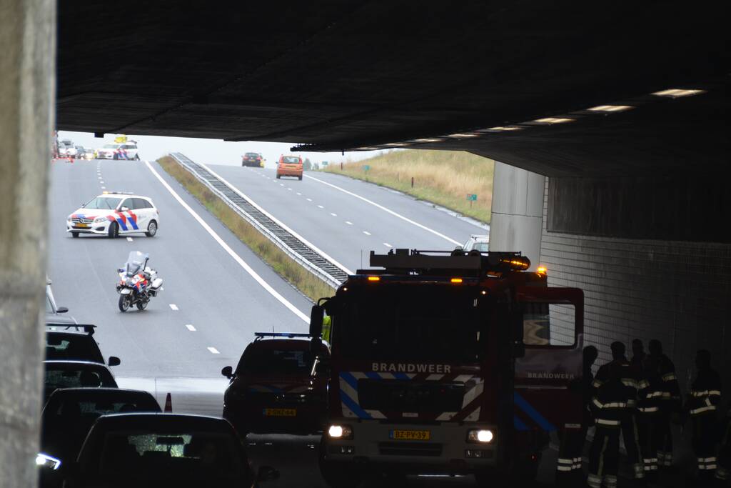 Rijbanen afgesloten na kop-staart aanrijding