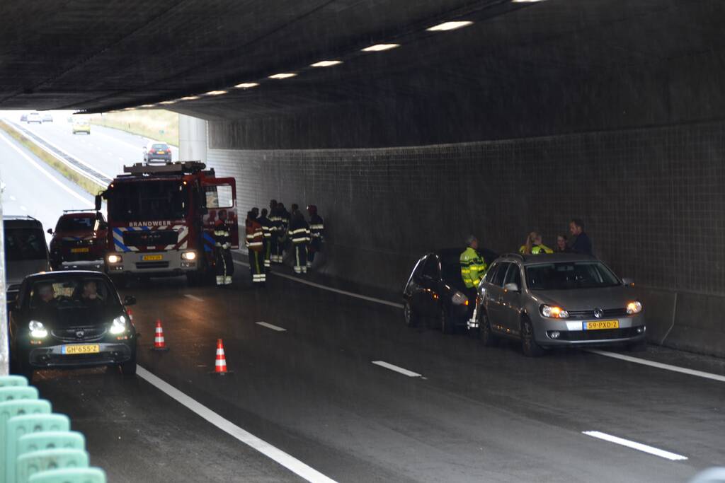 Rijbanen afgesloten na kop-staart aanrijding