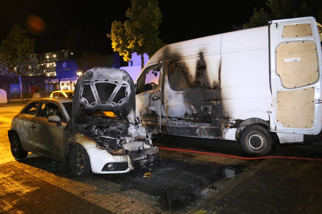 Auto verwoest door brand, bestelbus flink beschadigd