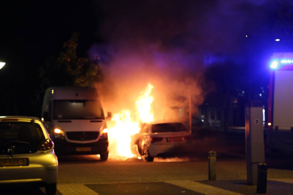 Auto verwoest door brand, bestelbus flink beschadigd