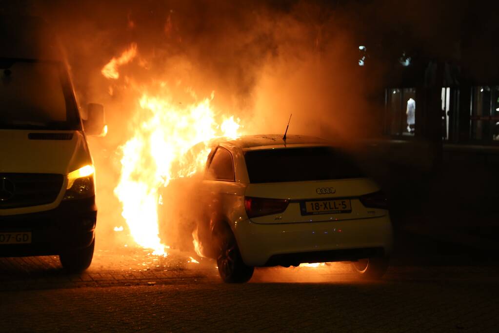 Auto verwoest door brand, bestelbus flink beschadigd