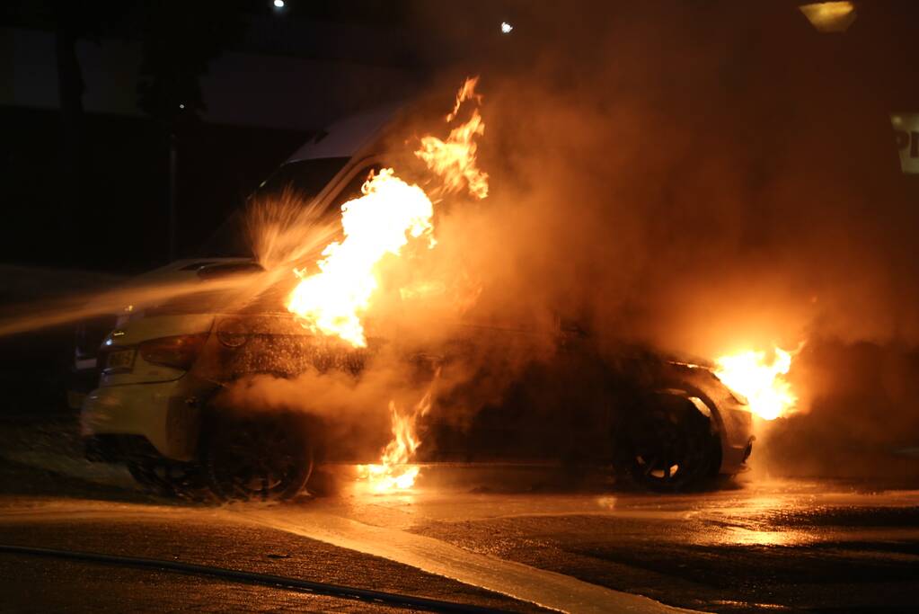 Auto verwoest door brand, bestelbus flink beschadigd