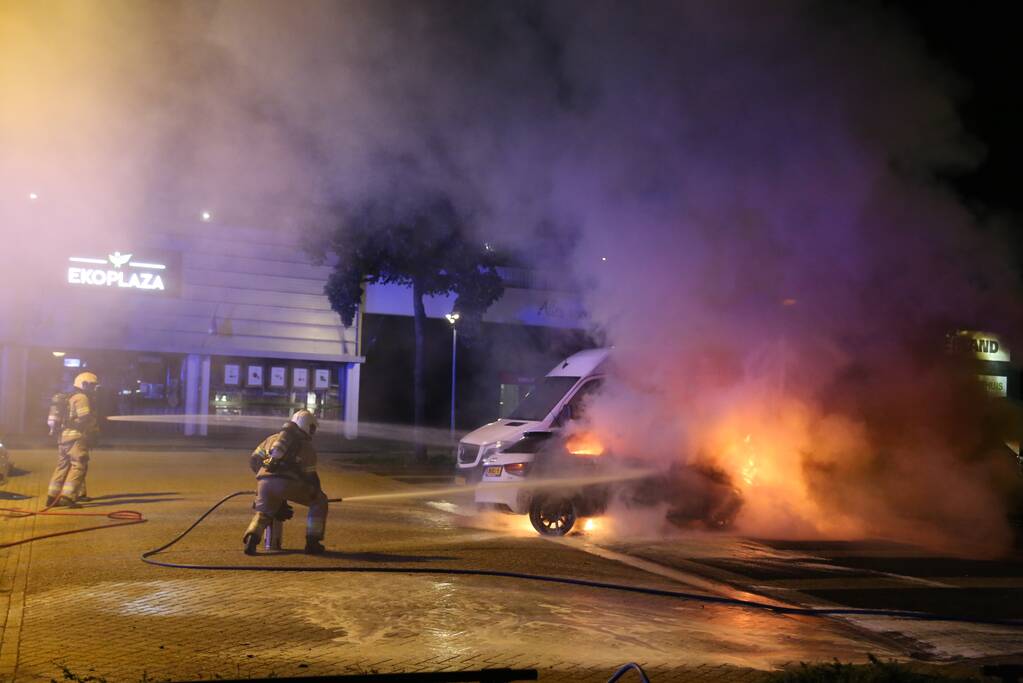 Auto verwoest door brand, bestelbus flink beschadigd