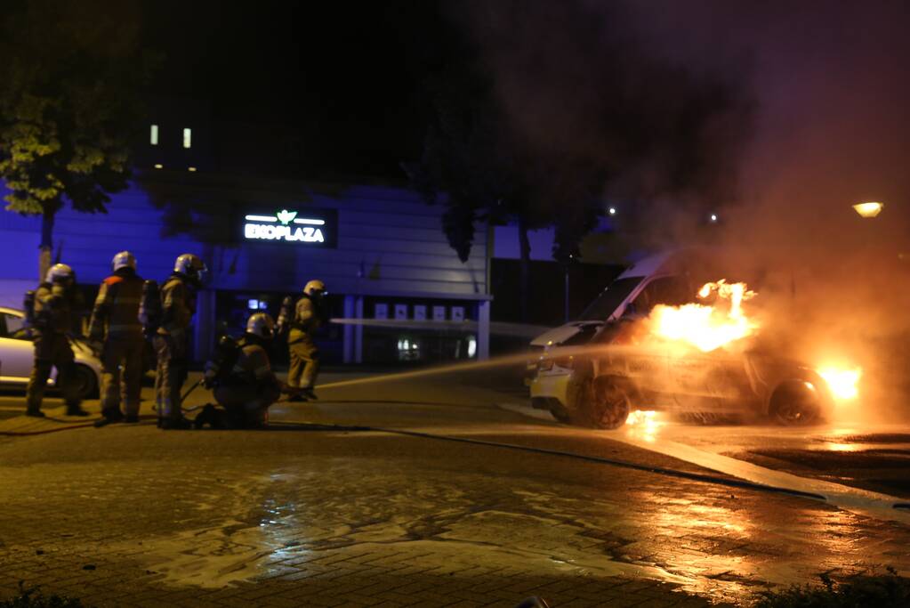 Auto verwoest door brand, bestelbus flink beschadigd