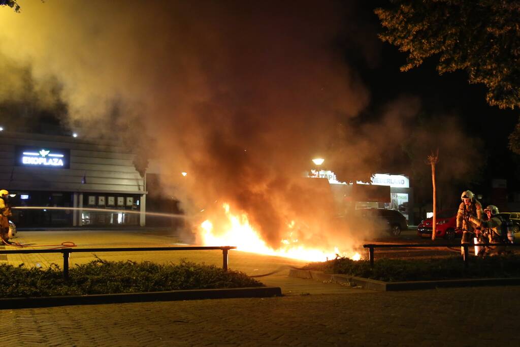 Auto verwoest door brand, bestelbus flink beschadigd