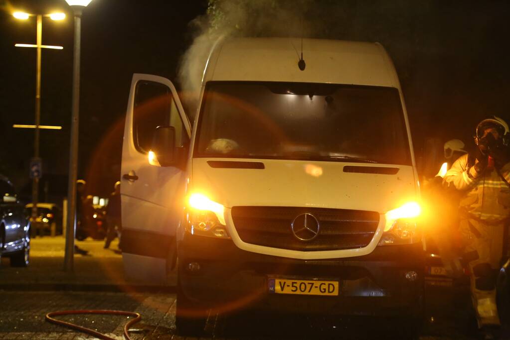 Auto verwoest door brand, bestelbus flink beschadigd