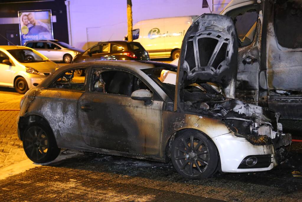 Auto verwoest door brand, bestelbus flink beschadigd