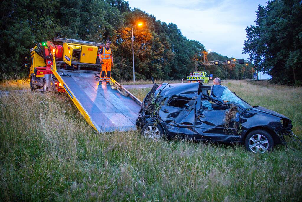 Auto crasht tussen bomen door