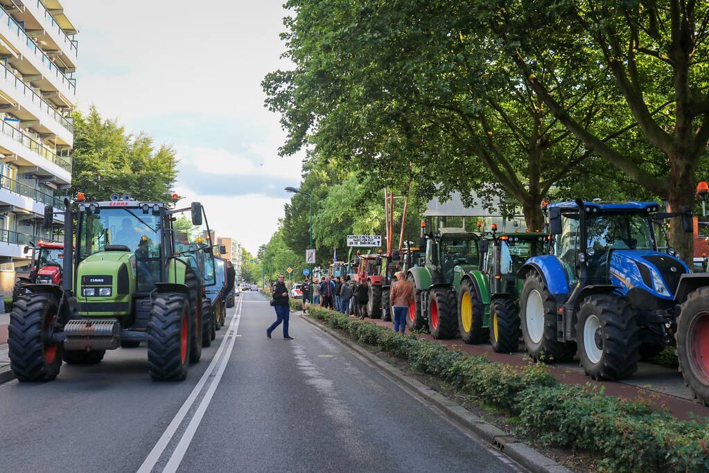 Tientallen boeren doen aangifte bij politiebureau