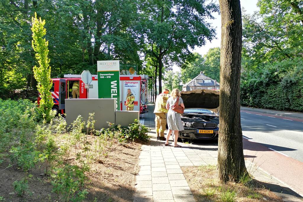 Voorbijganger ziet rook onder motorkap