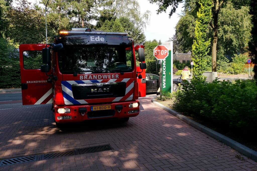 Voorbijganger ziet rook onder motorkap