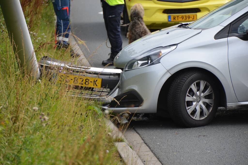 Gewonde en flinke schade na eenzijdige aanrijding