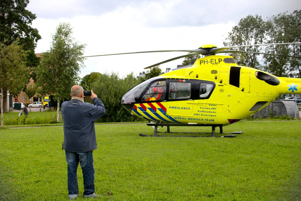 Traumahelikopter landt in Burgemeester Reinaldpark