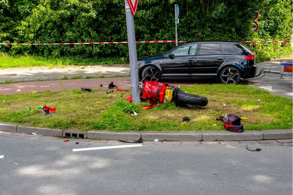 Motorrijder zwaargewond na eenzijdig ongeval