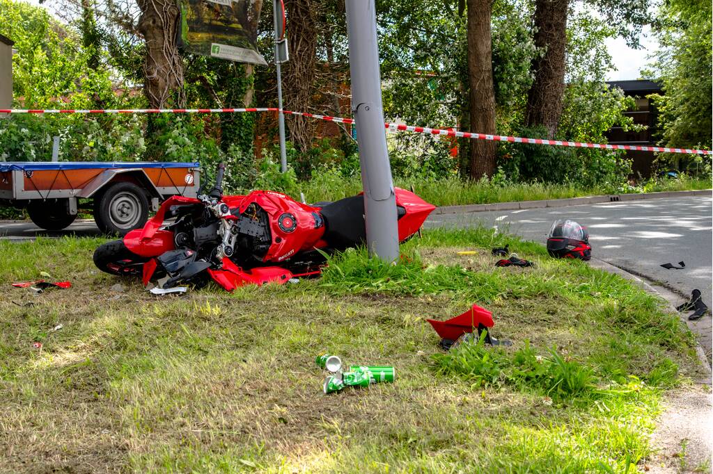 Motorrijder zwaargewond na eenzijdig ongeval