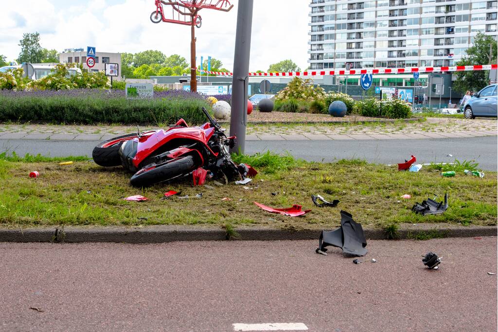 Motorrijder zwaargewond na eenzijdig ongeval