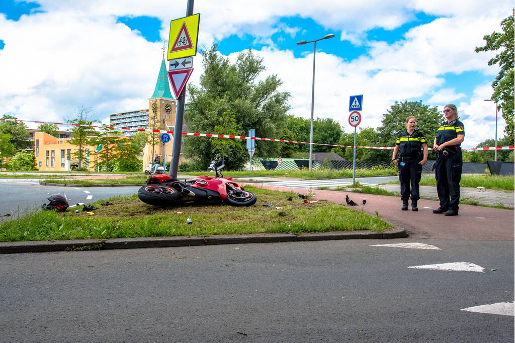 Motorrijder zwaargewond na eenzijdig ongeval