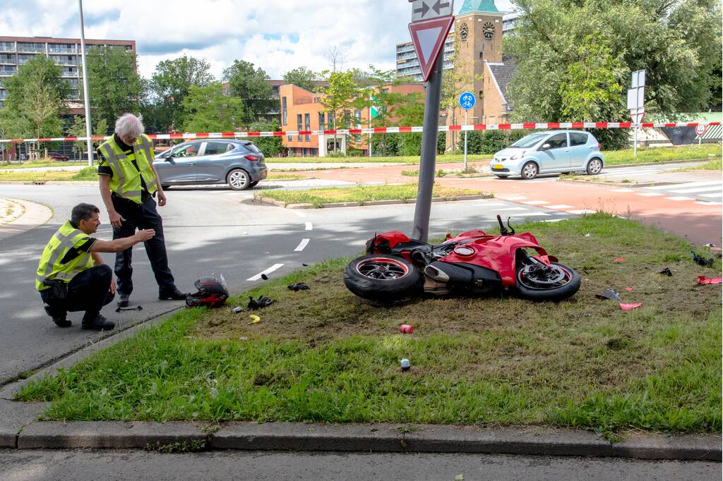 Motorrijder zwaargewond na eenzijdig ongeval