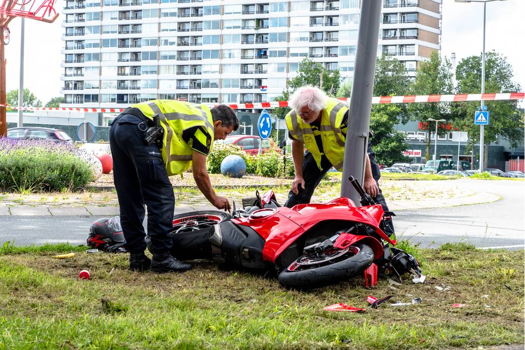 Motorrijder zwaargewond na eenzijdig ongeval