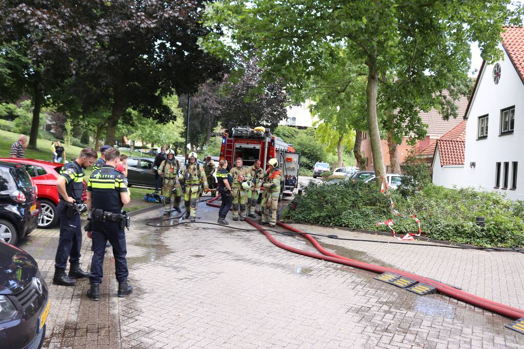 Straat afgezet na brand in woning