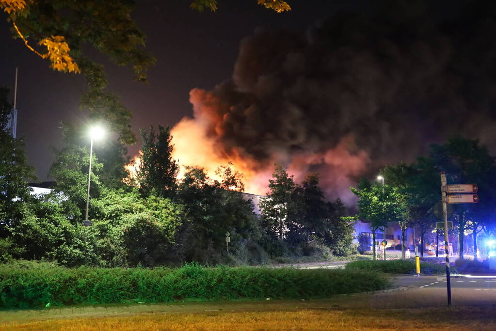 Zeer grote uitslaande brand in loods