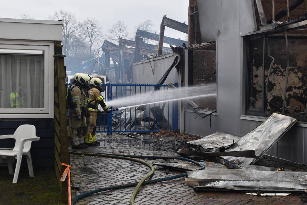 Bedrijfspanden verwoest door brand, overslag naar vuurwerkopslag voorkomen