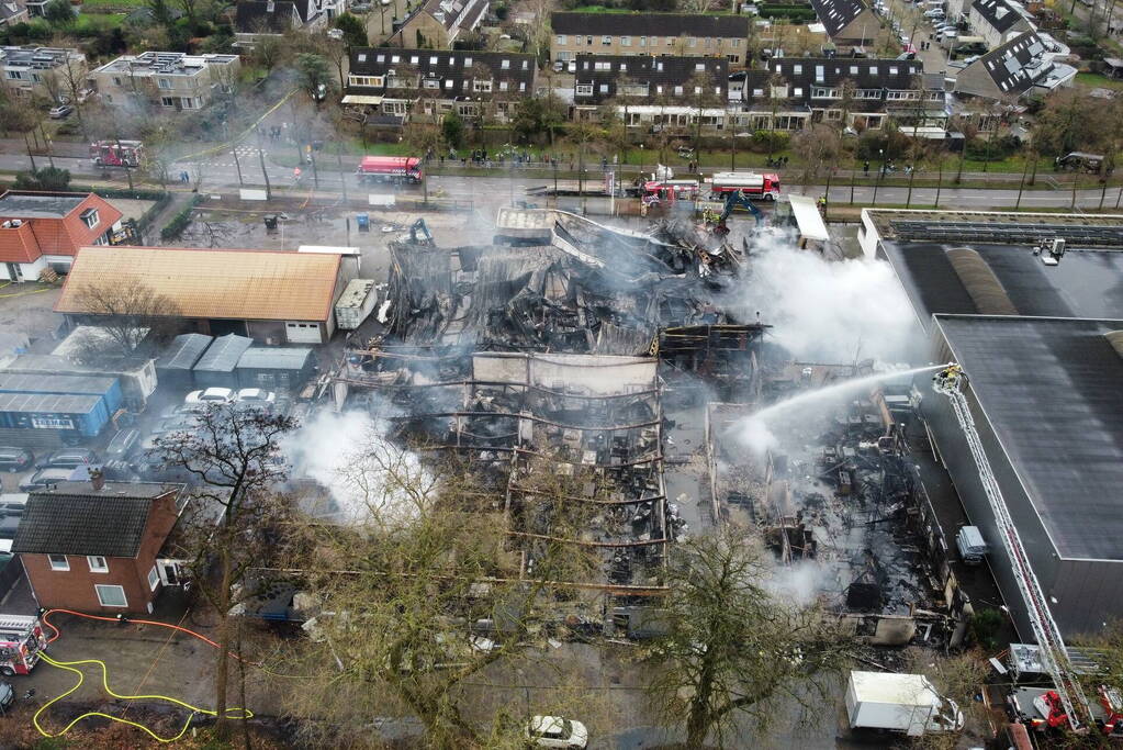 Bedrijfspanden verwoest door brand, overslag naar vuurwerkopslag voorkomen