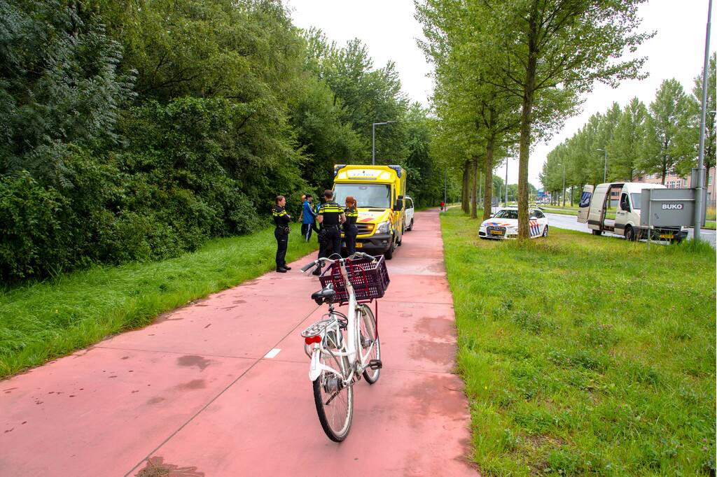 Jongedame met fiets valt en raakt gewond