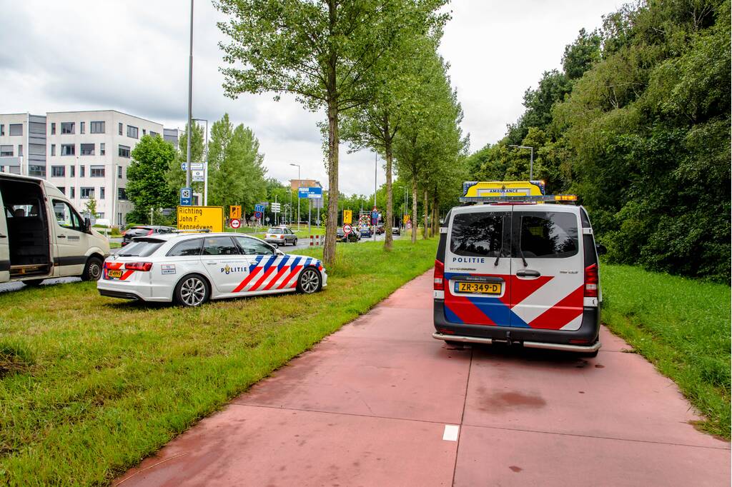 Jongedame met fiets valt en raakt gewond