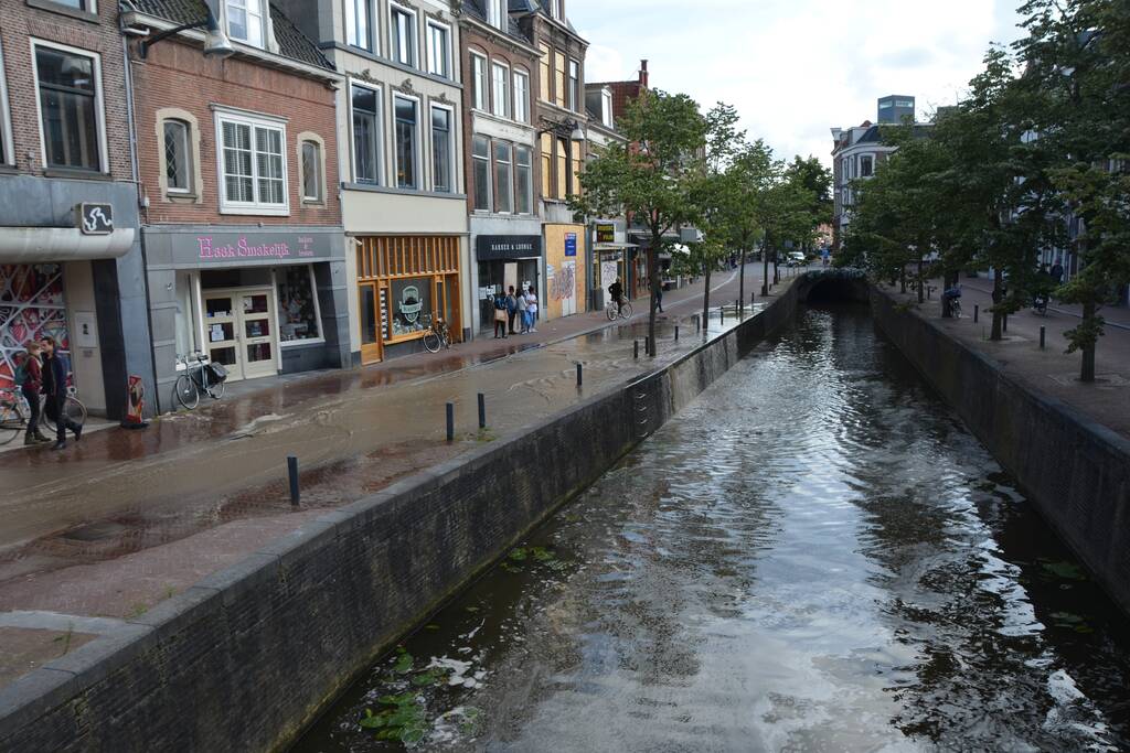 Winkelstraat blank na gesprongen waterleiding