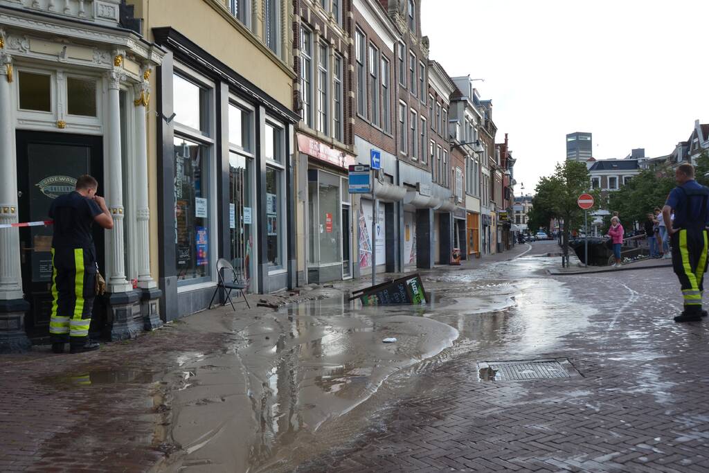 Winkelstraat blank na gesprongen waterleiding