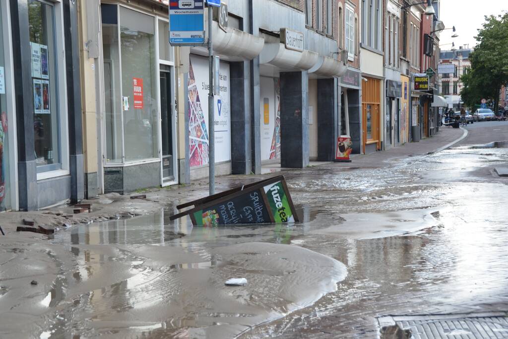 Winkelstraat blank na gesprongen waterleiding