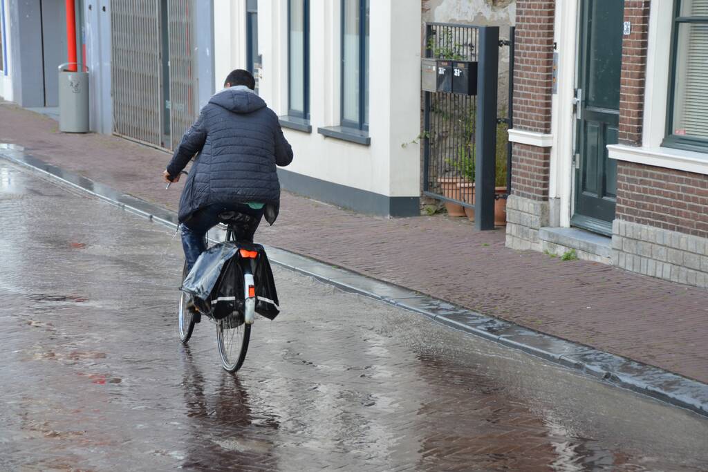 Winkelstraat blank na gesprongen waterleiding