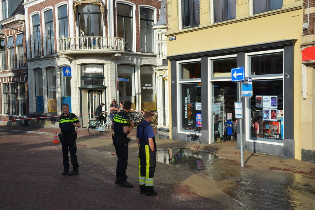 Winkelstraat blank na gesprongen waterleiding