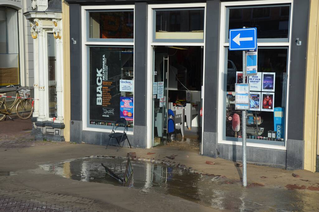 Winkelstraat blank na gesprongen waterleiding