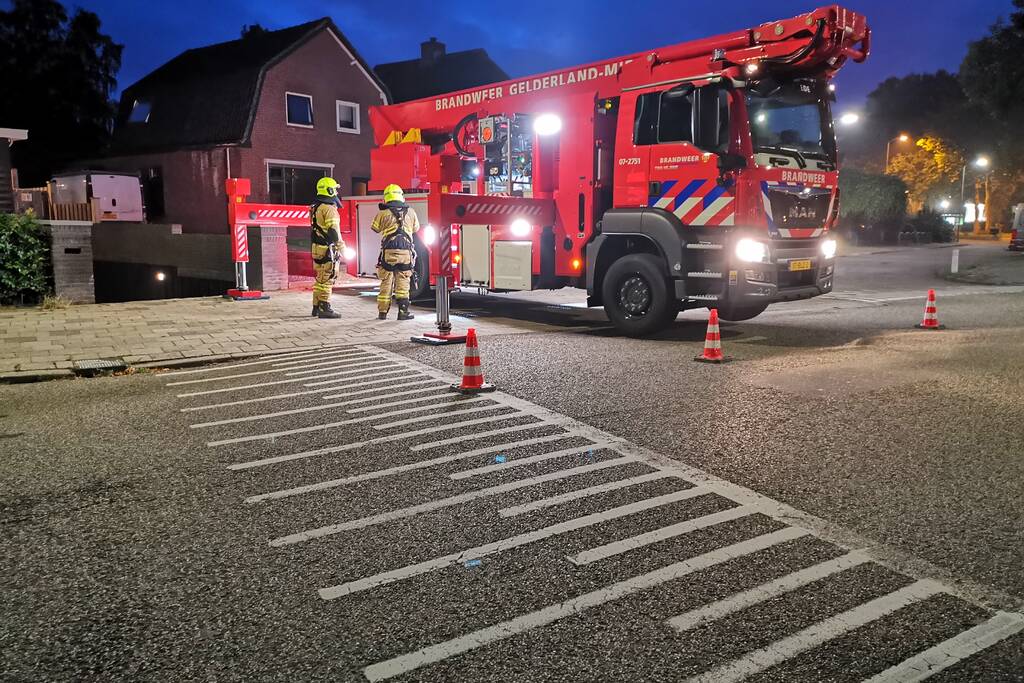 Inspectie aan schoorsteen na gescheurde dekplaat