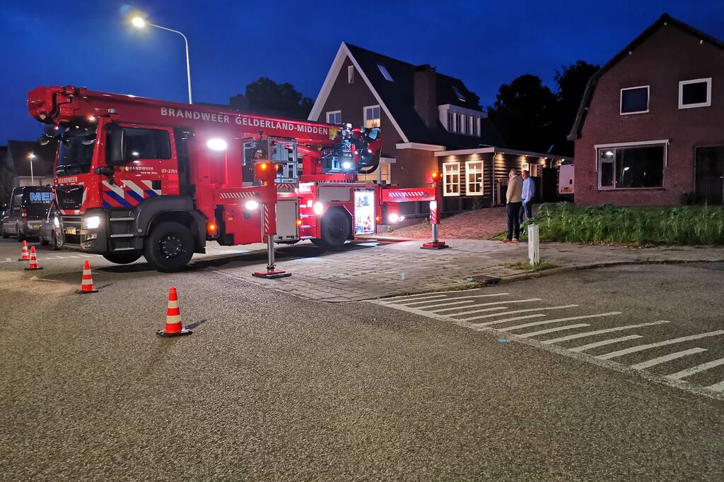 Inspectie aan schoorsteen na gescheurde dekplaat