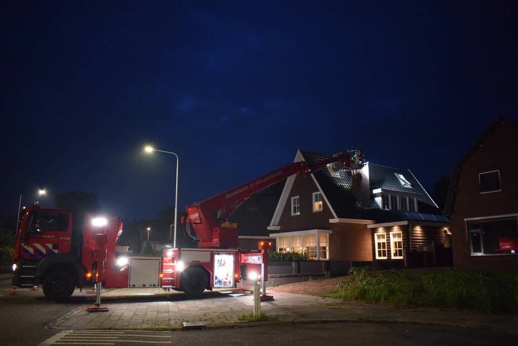 Inspectie aan schoorsteen na gescheurde dekplaat