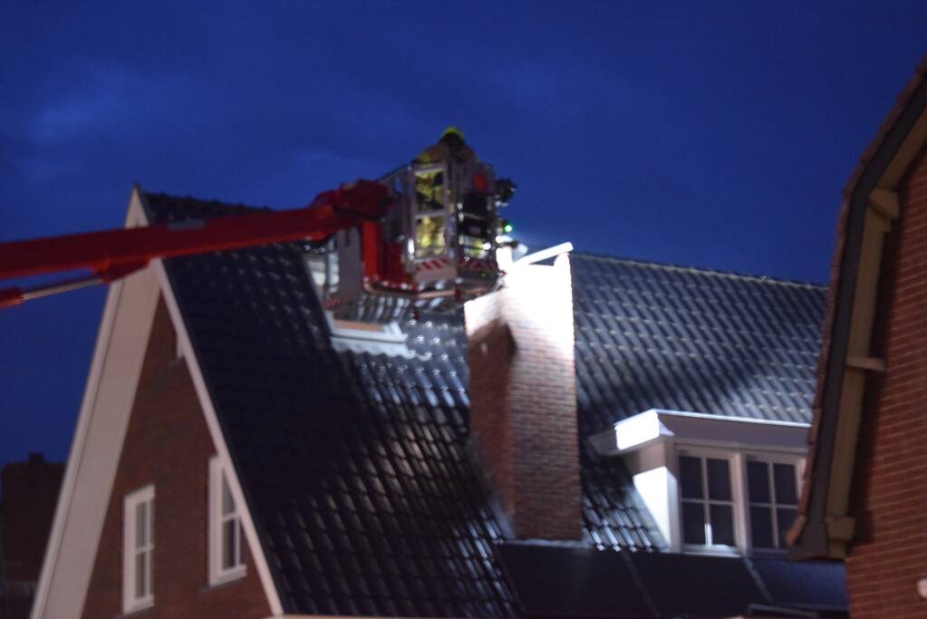 Inspectie aan schoorsteen na gescheurde dekplaat