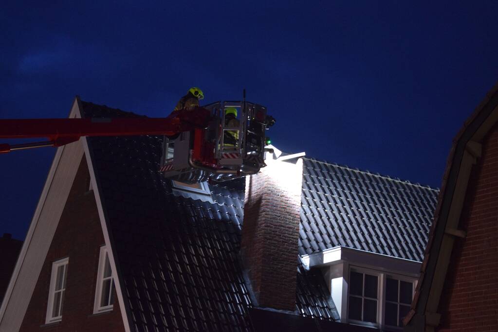 Inspectie aan schoorsteen na gescheurde dekplaat