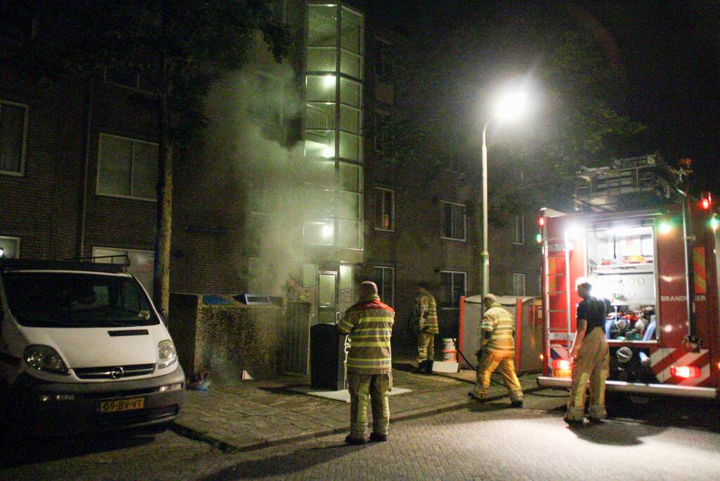 Brand in container laat rookmelder in woning afgaan