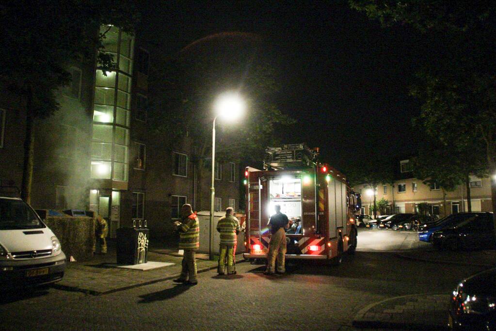 Brand in container laat rookmelder in woning afgaan