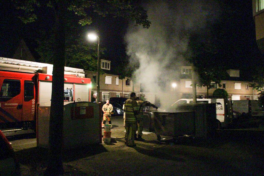 Brand in container laat rookmelder in woning afgaan