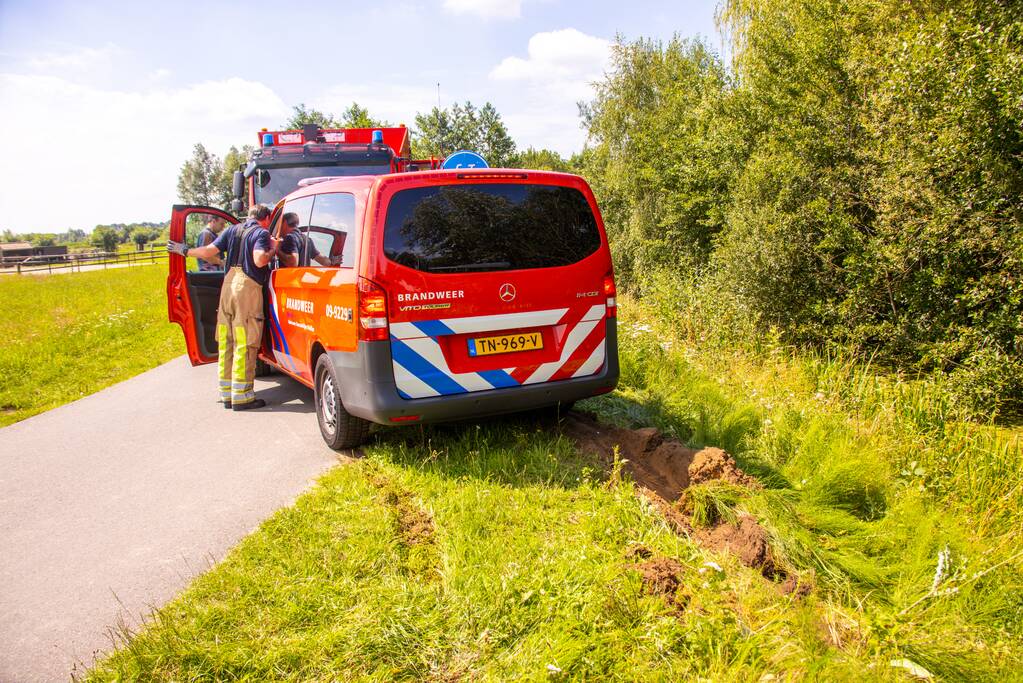 Bestelbus brandweer rijdt zichzelf vast