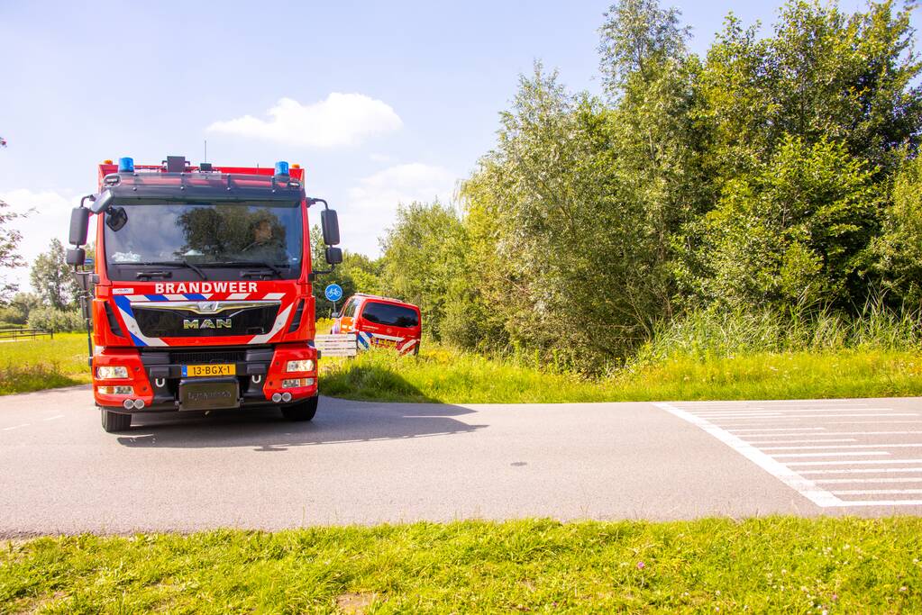 Bestelbus brandweer rijdt zichzelf vast