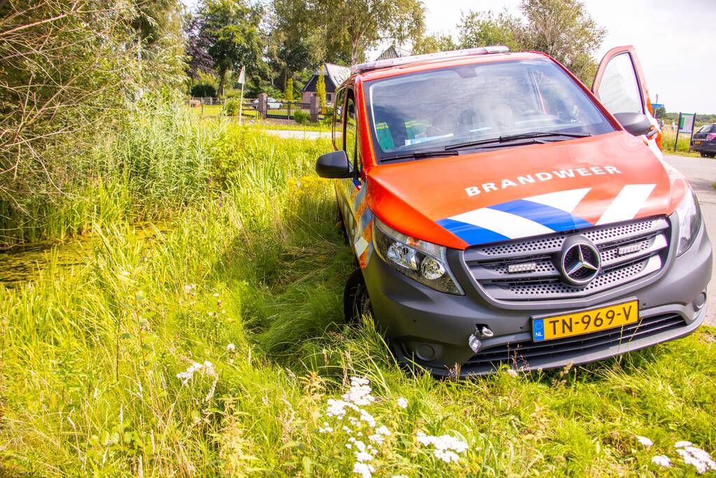 Bestelbus brandweer rijdt zichzelf vast