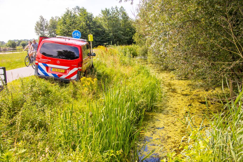 Bestelbus brandweer rijdt zichzelf vast