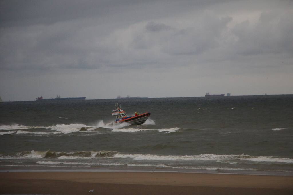 Grote zoekactie op zee na aantreffen kleding