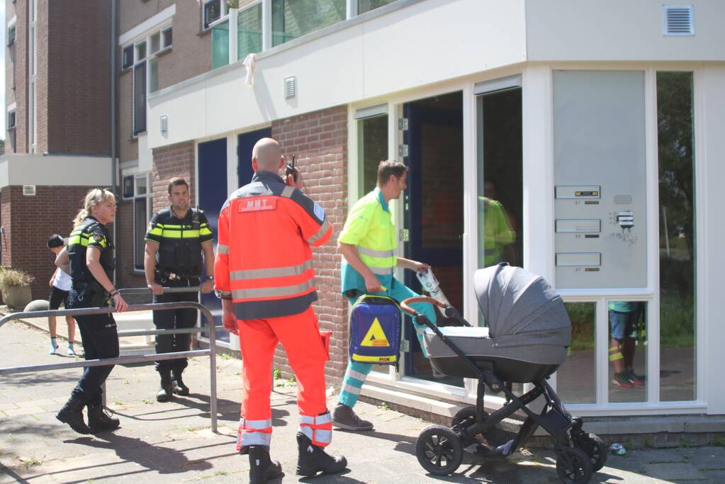 Kinderwagen met baby raakt te water