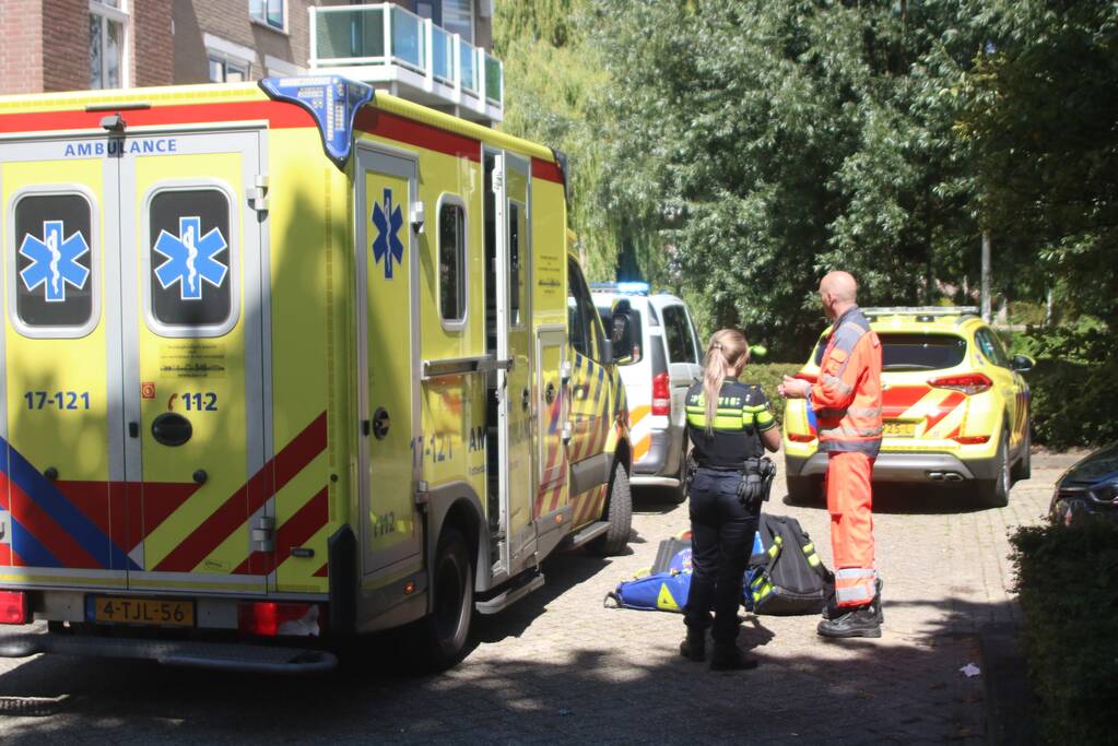 Kinderwagen met baby raakt te water